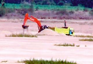 Extraction of machinery in general | यंत्राने सर्रास रेतीचे उत्खनन