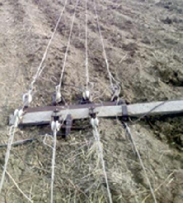 The bolted power pillows in the field with waves | वाकलेले वीज खांब तारांसह शेतात लोळले The bolted power pillows in the field with waves | वाकलेले वीज खांब तारांसह शेतात लोळले