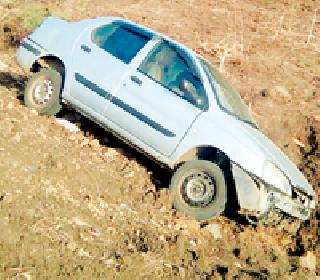 Alternatively, after 10 minutes, the liquor rafada | गाडी उलटताच १० मिनिटांत दारू रफादफा Alternatively, after 10 minutes, the liquor rafada | गाडी उलटताच १० मिनिटांत दारू रफादफा