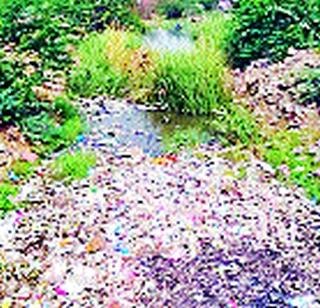 Kurakumbala gutter causes bad luck | कुरकुंभला गटारामुळे दुर्गंधी Kurakumbala gutter causes bad luck | कुरकुंभला गटारामुळे दुर्गंधी