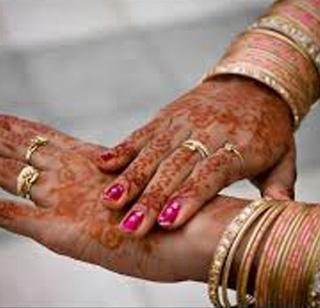 Shower of the little girl's grandmother from the wedding hall | लग्नमंडपातून अल्पवयीन नवरीची सैराट धूम Shower of the little girl's grandmother from the wedding hall | लग्नमंडपातून अल्पवयीन नवरीची सैराट धूम