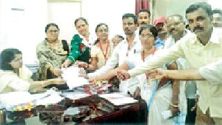 Give a chance as a representative | लोकप्रतिनिधीप्रमाणे संधी द्यावी