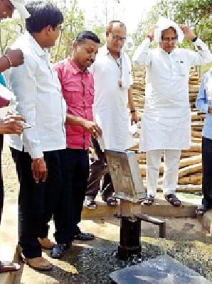 Amazing handpumps in the springs area | झरण क्षेत्रात आश्चर्यकारक हातपंप Amazing handpumps in the springs area | झरण क्षेत्रात आश्चर्यकारक हातपंप