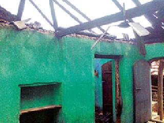 The house burns due to lightning | वीज कोसळल्याने घर जळून खाक The house burns due to lightning | वीज कोसळल्याने घर जळून खाक