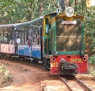 Matheran's mini train marching after the monsoon? | माथेरानच्या मिनी ट्रेनला पावसाळ्यानंतरचा मुहूर्त? Matheran's mini train marching after the monsoon? | माथेरानच्या मिनी ट्रेनला पावसाळ्यानंतरचा मुहूर्त?