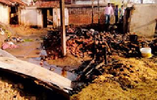 Four houses with three houses, Khok | तीन घरांसह चार गोठे खाक Four houses with three houses, Khok | तीन घरांसह चार गोठे खाक