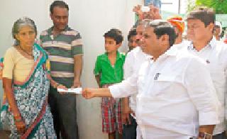 Guardian Minister's visit to console | पालकमंत्र्यांची सांत्वना भेट Guardian Minister's visit to console | पालकमंत्र्यांची सांत्वना भेट