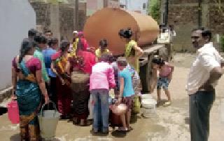 Gondia's water tanker base too | गोंदियावासीयांनाही आता पाण्याच्या टँकरचा आधार Gondia's water tanker base too | गोंदियावासीयांनाही आता पाण्याच्या टँकरचा आधार