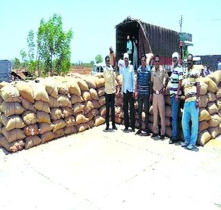 The accused, including the police, filed a case in Washim | आरोपीसह पोलीस पथक वाशिममध्ये दाखल The accused, including the police, filed a case in Washim | आरोपीसह पोलीस पथक वाशिममध्ये दाखल