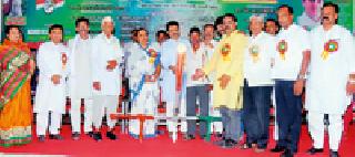 Unique honors ceremony of farmers | शेतकरीपुत्रांचा अनोखा गौरव सोहळा Unique honors ceremony of farmers | शेतकरीपुत्रांचा अनोखा गौरव सोहळा