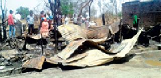 Fire burns two houses | आगीत दोन घरे बेचिराख Fire burns two houses | आगीत दोन घरे बेचिराख