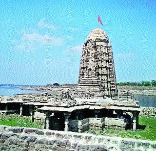 Will the shelter ship be saved? | पळसनाथाच्या शिल्पसौंदर्याचे जतन होणार का?