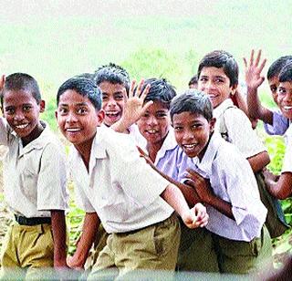 Kids are happy with uniforms! | घरपोच गणवेशामुळे मुले खूश!