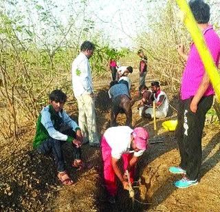 Dummy hand engage in labor | दारूनिर्मिती करणारे हात गुंतले श्रमदानात Dummy hand engage in labor | दारूनिर्मिती करणारे हात गुंतले श्रमदानात