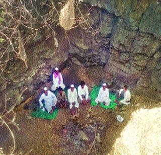 Fertility in dry well for seeds | बियाणांसाठी कोरड्या विहिरीत उपोषण Fertility in dry well for seeds | बियाणांसाठी कोरड्या विहिरीत उपोषण