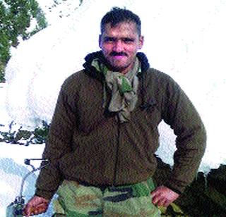 Maharashtra's son Pandurang Gawade martyr in Kashmir | महाराष्ट्राचा सुपुत्र पांडुरंग गावडे काश्मिरात शहीद Maharashtra's son Pandurang Gawade martyr in Kashmir | महाराष्ट्राचा सुपुत्र पांडुरंग गावडे काश्मिरात शहीद