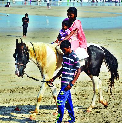 Ganapatipule devotees, Sagar tourists | गणपतीपुळेत भाविक, पर्यटकांचा सागर