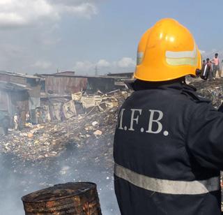 Dangerous fire in the slum in Mankhurd | मानखुर्दमध्ये झोपडपट्टीला भीषण आग Dangerous fire in the slum in Mankhurd | मानखुर्दमध्ये झोपडपट्टीला भीषण आग