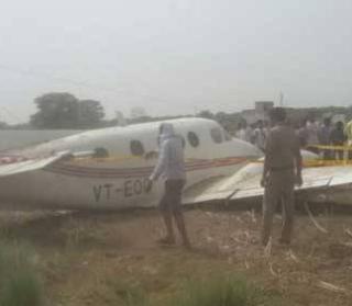 Air ambulance accidents, seven passengers traveled safely | एअर ऍम्ब्युलन्सला अपघात, सातही प्रवासी सुखरुप Air ambulance accidents, seven passengers traveled safely | एअर ऍम्ब्युलन्सला अपघात, सातही प्रवासी सुखरुप