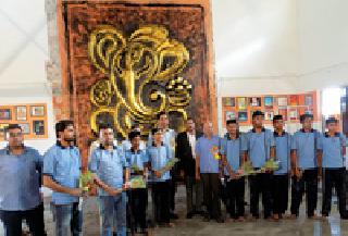 400 kg of paper made from pulp to 16 feet Ganpati | ४०० किलो कागदी लगद्यापासून साकारला १६ फुटांचा गणपती