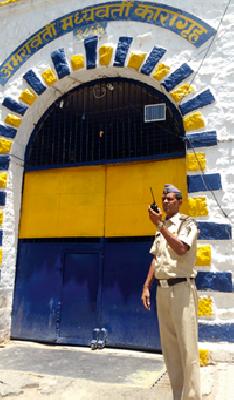 'Walkattoo' for security in jail | कारागृहात सुरक्षेसाठी ‘वॉकीटॉकी’ 'Walkattoo' for security in jail | कारागृहात सुरक्षेसाठी ‘वॉकीटॉकी’