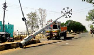 The helicopter hit the truck, | भरधाव ट्रकची हायमॉस्ट दिव्याला धडक : The helicopter hit the truck, | भरधाव ट्रकची हायमॉस्ट दिव्याला धडक :