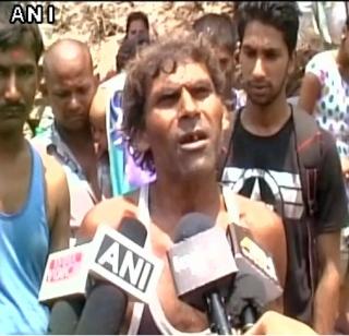 Stone, soil, and sand, 'this man got sick ...! | दगड, माती, वाळू खाऊन 'या' माणसाचा आजार झाला बरा...! Stone, soil, and sand, 'this man got sick ...! | दगड, माती, वाळू खाऊन 'या' माणसाचा आजार झाला बरा...!