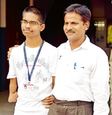 Disability could not prevent him | अपंगत्व त्याला रोखू शकले नाही Disability could not prevent him | अपंगत्व त्याला रोखू शकले नाही