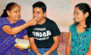 Leading the Science branch, Leena tops the commerce school | विज्ञान शाखेत मोहित तर वाणिज्य शाखेत लीना अव्वल Leading the Science branch, Leena tops the commerce school | विज्ञान शाखेत मोहित तर वाणिज्य शाखेत लीना अव्वल