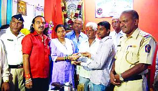 Return the jewelry from the rickshaw puller to seven | रिक्षाचालकाकडून साडेसात तोळ्यांचे दागिने परत