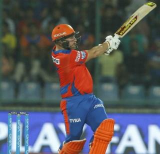 163 runs against Gujarat in Hyderabad | गुजरातचे हैदराबादसमोर 163 धावांचं आव्हान