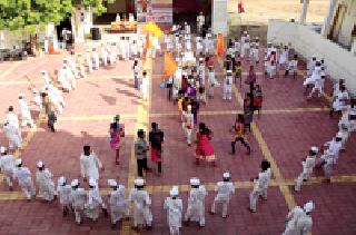 Lessons given to students | विद्यार्थ्यांना दिले कीर्तनाचे धडे Lessons given to students | विद्यार्थ्यांना दिले कीर्तनाचे धडे