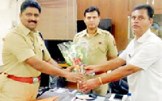 Superintendents of Police Patels welcome | पोलीस पाटलांतर्फे अधीक्षकांचे स्वागत Superintendents of Police Patels welcome | पोलीस पाटलांतर्फे अधीक्षकांचे स्वागत