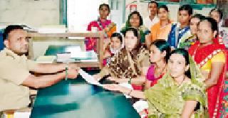 Threatens to the women at the massacre | दगडधानोरा येथे महिलांना धमकी Threatens to the women at the massacre | दगडधानोरा येथे महिलांना धमकी