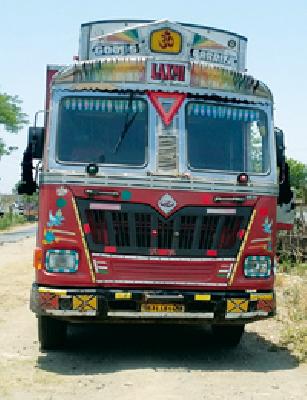 Cyclist serious in the shock of truck | ट्रकच्या धडकेत सायकलस्वार गंभीर Cyclist serious in the shock of truck | ट्रकच्या धडकेत सायकलस्वार गंभीर