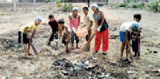 Spontaneous Hygiene Campaign of School Students | शालेय विद्यार्थ्यांचे स्वयंस्फूर्त स्वच्छता अभियान Spontaneous Hygiene Campaign of School Students | शालेय विद्यार्थ्यांचे स्वयंस्फूर्त स्वच्छता अभियान