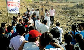 Taking the work from Anjangaon Bariat students | अंजनगाव बारीत विद्यार्थी साकारताहेत श्रमदानातून तलाव Taking the work from Anjangaon Bariat students | अंजनगाव बारीत विद्यार्थी साकारताहेत श्रमदानातून तलाव