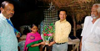 The Governor appreciated Gandhari's contribution by the Commissioner | शासनातर्फे विभागीय आयुक्तांनी केले गांधारीचे कौतुक The Governor appreciated Gandhari's contribution by the Commissioner | शासनातर्फे विभागीय आयुक्तांनी केले गांधारीचे कौतुक