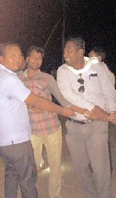 Heat the power channel in hot summer | तप्त उन्हात वीज वाहिनी केली दुरूस्त