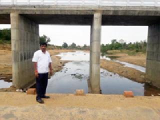 Itadiyadoh left water from the dam in river Gaddhi | गाढवी नदीत इटियाडोह धरणाचे पाणी सोडले Itadiyadoh left water from the dam in river Gaddhi | गाढवी नदीत इटियाडोह धरणाचे पाणी सोडले