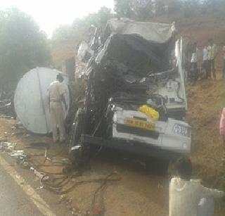 Three killed in road accident near Peth | पेठजवळील अपघातात तीन ठार Three killed in road accident near Peth | पेठजवळील अपघातात तीन ठार