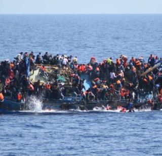700 refugees die drowning | ७00 शरणार्थींचा बोटी बुडून मृत्यू 700 refugees die drowning | ७00 शरणार्थींचा बोटी बुडून मृत्यू