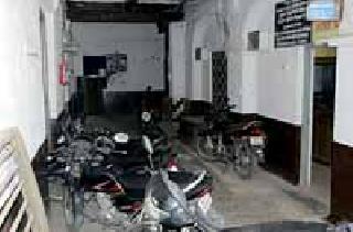 Unconditional parking in the Collector's office | जिल्हाधिकारी कार्यालयात बेशिस्त पार्किंग