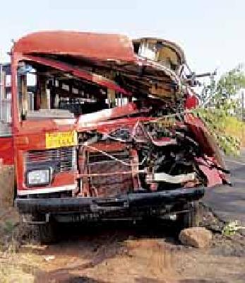 Bus accident, one killed, 14 injured | बसचा अपघात, एक ठार, १४ जखमी