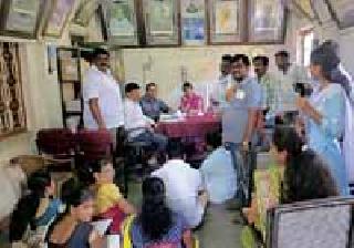 Members sitting down without the chair's chair ... | खुर्च्याअभावी सदस्य बसले खाली... Members sitting down without the chair's chair ... | खुर्च्याअभावी सदस्य बसले खाली...