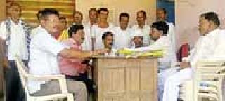 Co-ordinates the manager for the Deenwadi Dairy Center | देलनवाडी धान केंद्रासाठी व्यवस्थापकाला घेराव Co-ordinates the manager for the Deenwadi Dairy Center | देलनवाडी धान केंद्रासाठी व्यवस्थापकाला घेराव