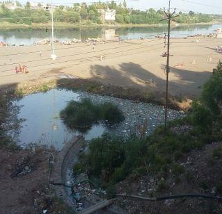 The animal's blood Missed water in the moonlight | जनावरांचे रक्त मिश्रीत पाणी चंद्रभागेत The animal's blood Missed water in the moonlight | जनावरांचे रक्त मिश्रीत पाणी चंद्रभागेत