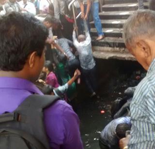 Due to the collapse of Vasaiya platform, the passengers fell into the gutters | वसईत फलाट कोसळल्याने प्रवासी थेट गटारात पडले