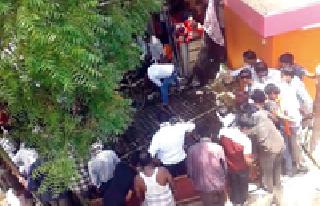 Both die in the well of the well | विहिरीत दोघांचा गुदमरून मृत्यू