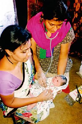 Delivering a woman in 'Medical van' in Melghat | मेळघाटात ‘मेडिकल व्हॅन’मध्ये महिलेची प्रसूती